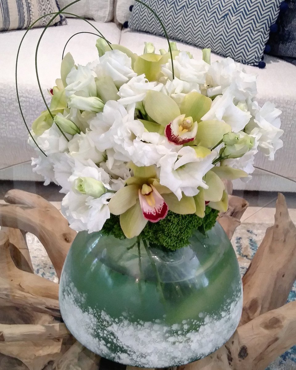 IndigoH_Designs's tweet photo. Happy Friday! 🌼 

#Indigohuesdesigns #Luxuryyachtflorist https://t.co/4LbHJep9Bo