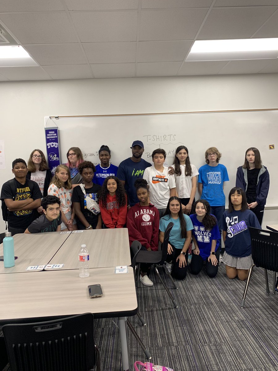 RobinsonAVID's tweet photo. Great guest speaker in AVID today! #stephensimpson https://t.co/Aa2PXvHyDe