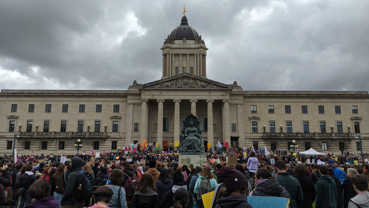 liinlam's tweet photo. Let this energy carry us as we invest in the future and take action on systems change to heal our planet. Our π needs us! #FridaysForFuture #DoctorsforFuture @CFMS_HEART #MBClimateStrike #GlobalClimateStrikes https://t.co/2PUFvFvIUR
