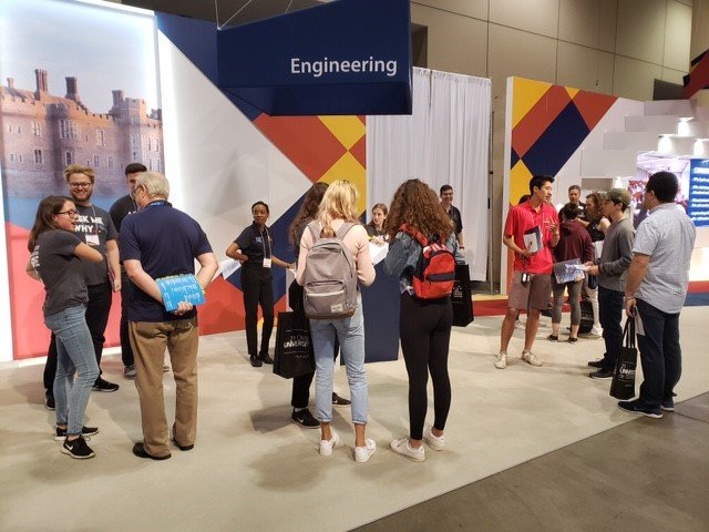 QueensMech's tweet photo. Drop by the @QueensEngineer booth @ontariounis Fair! Hot topics today are questions on internships, our 10 engineering programs, and our collaborative learning environment that results in the highest grad rate for #engineering in Canada. Ask away! #OUF2019 #CuriosityCreates https://t.co/qWZmPSQ0Nl