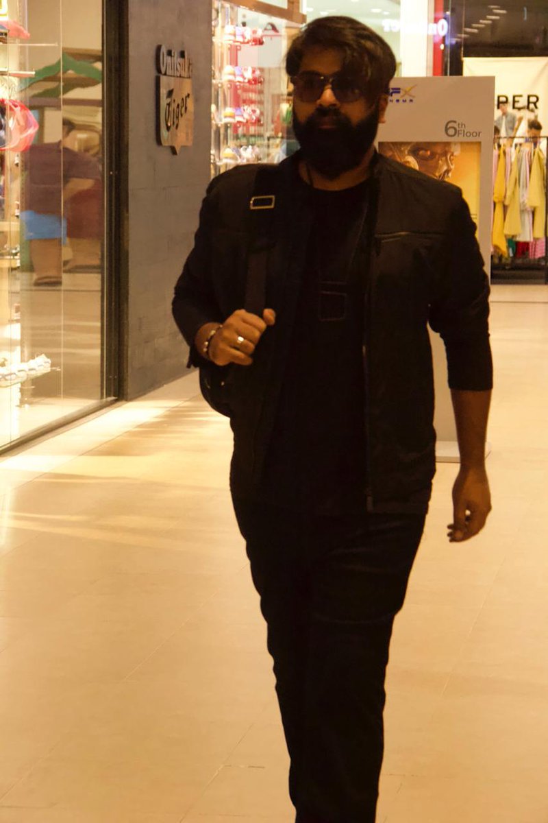 balasubramni1's tweet photo. இந்த போட்டோக்கு எல்லோரும் "Thalaivan is Back" னு சொல்றாங்க..
ஆனால் "Thalaivan with Bag"னு சொன்னால் தான் கரெக்ட்? https://t.co/iQsMUBcHvw