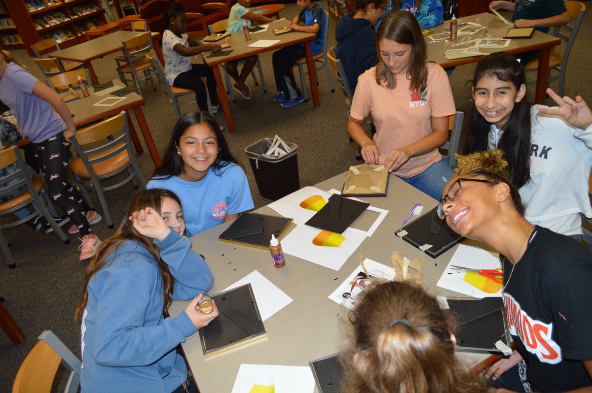 library4hcms's tweet photo. Club day in the library! @HuntersCreekMS  @HCMSPanther #buildingclub #pinterestcrafts https://t.co/ADEhfIX7g8