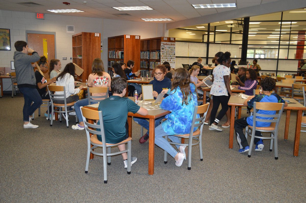library4hcms's tweet photo. Club day in the library! @HuntersCreekMS  @HCMSPanther #buildingclub #pinterestcrafts https://t.co/ADEhfIX7g8