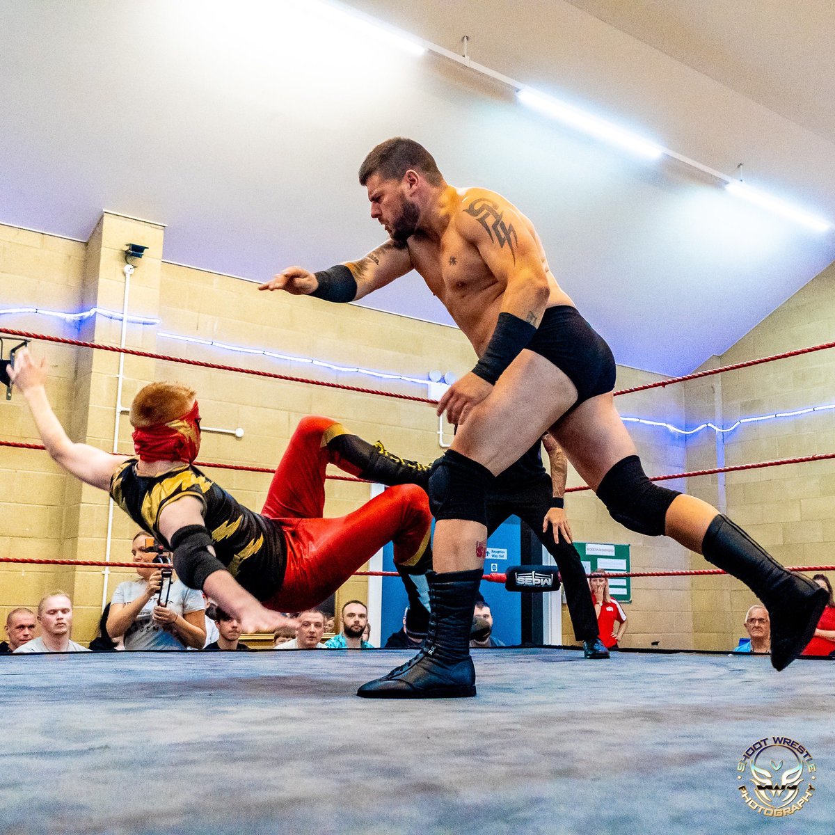jack_voltage's tweet photo. I got knocked down but I got up again after trying to lock-up with @PhoenixSEPW                         Photo credit @jdhowells @SouthEastPro https://t.co/egd73MyIrx