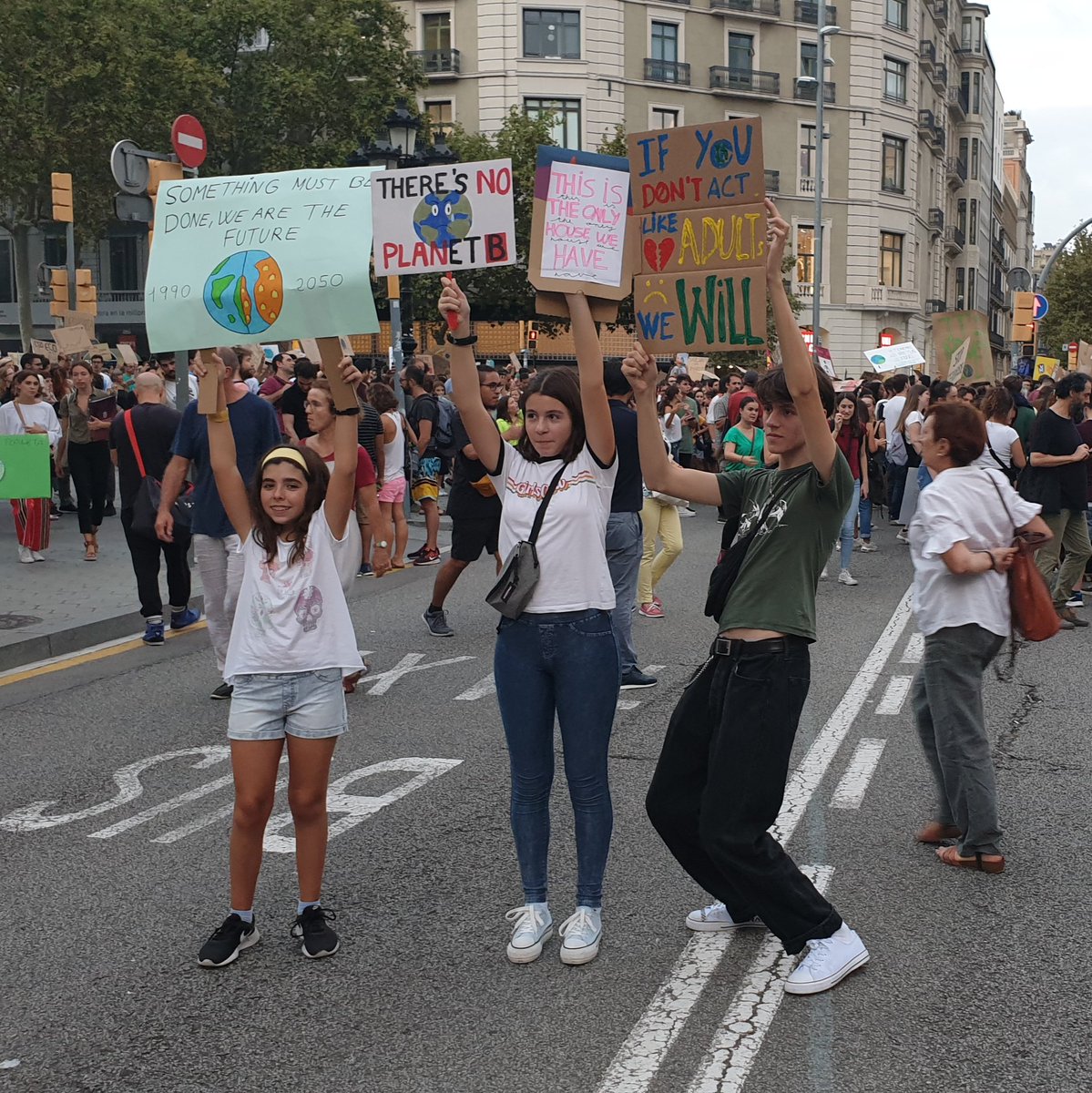 CMemminger's tweet photo. #ClimateStrike auch in #Barcelona. Bisher gab es ja nur Mini Kundgebungen. Heute ist der Paseo de Gracia zum ersten mal voll. #FridayForFuture #klimastreik https://t.co/f2itWF92VH