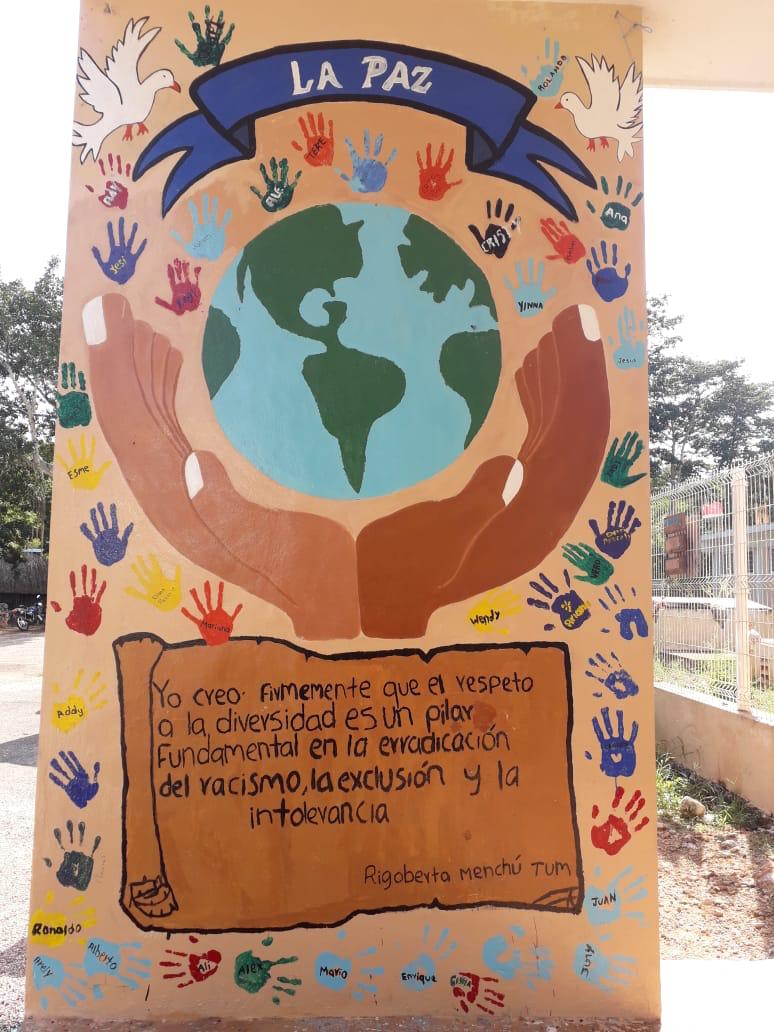IrvingPinto's tweet photo. Como parte de los trabajos de la #SemanadelaPaz 🕊 en el Área de Sociales del #TBCEY, los alumnos del BI Popolá crearon en conjunto un mural que incluye una cita de @RigobertMenchu, Premio Nobel de la Paz en 1992. ¡Gran trabajo en equipo, fomentando la paz en su comunidad! https://t.co/a7lAV567Ht