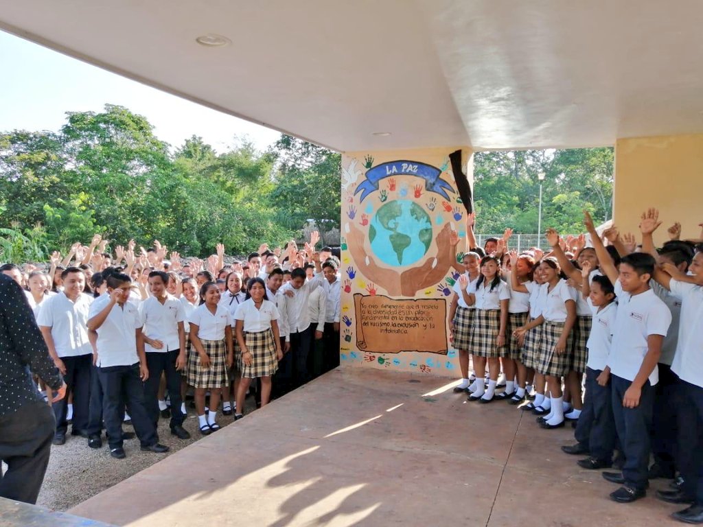 IrvingPinto's tweet photo. Como parte de los trabajos de la #SemanadelaPaz 🕊 en el Área de Sociales del #TBCEY, los alumnos del BI Popolá crearon en conjunto un mural que incluye una cita de @RigobertMenchu, Premio Nobel de la Paz en 1992. ¡Gran trabajo en equipo, fomentando la paz en su comunidad! https://t.co/a7lAV567Ht