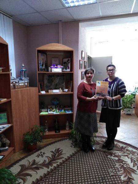 Вручение Благодарственного письма за участие в районном фестивале декоративно-прикладного искусства "Творчество без границ" и стенд с поделками наших проживающих, принявших участие в нем, расположенный в  историко-краеведческом музее им. Н.А. Вознесенского