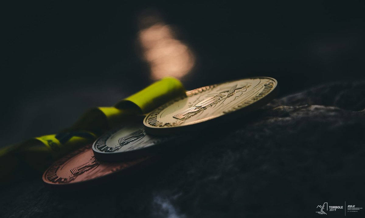 ⚡️On devrait retrouver deux Français 🇫🇷 demain en Medal Race sur le Championnat du Monde de RS:X ! Thomas Goyard Windsurfing visera un top 5 tandis que Pierre Le Coq lui est déjà assuré d’une médaille 👊🏻! La question est : de quelle couleur sera-t-elle? 🥇🥈🥉🤔 #FRAsailing