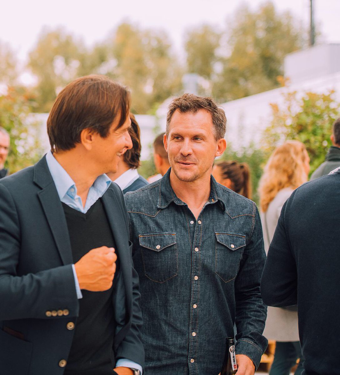 Promotion_Tools's tweet photo. Im Gesicht unseres Chefs sieht man eine Zusammenfassung der gestrigen Einweihungs-Party 😂🥳 Und wann kommst du vorbei? https://t.co/sPdvnrV0MS https://t.co/odxXWxTDjt