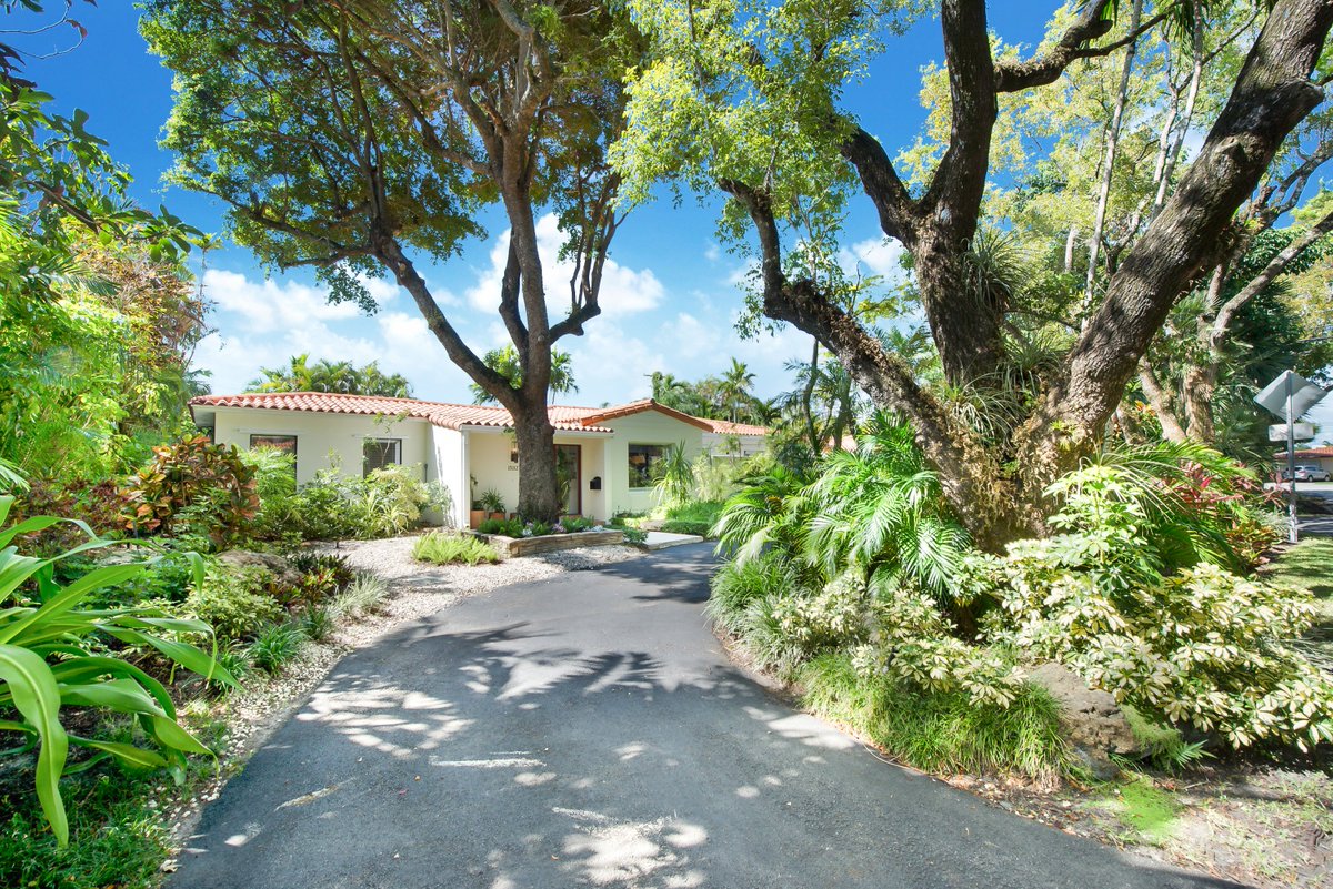 MauricioJBarba's tweet photo. OPEN SUNDAY 9/29/19 FROM 2-4
1532 Dorado Ave, Coral Gables FL $900,000
3/3/1c | pool
2,142 adj sf | 2,358 total sf | 10,000 sf lot
#miamisignaturehomes #coralgablesrealtor #miamirealtor #bienesraicesmiami #onesothebys #miamiluxuryhomes #homesofsplendor #MJBPartners https://t.co/OamEYpdW2r