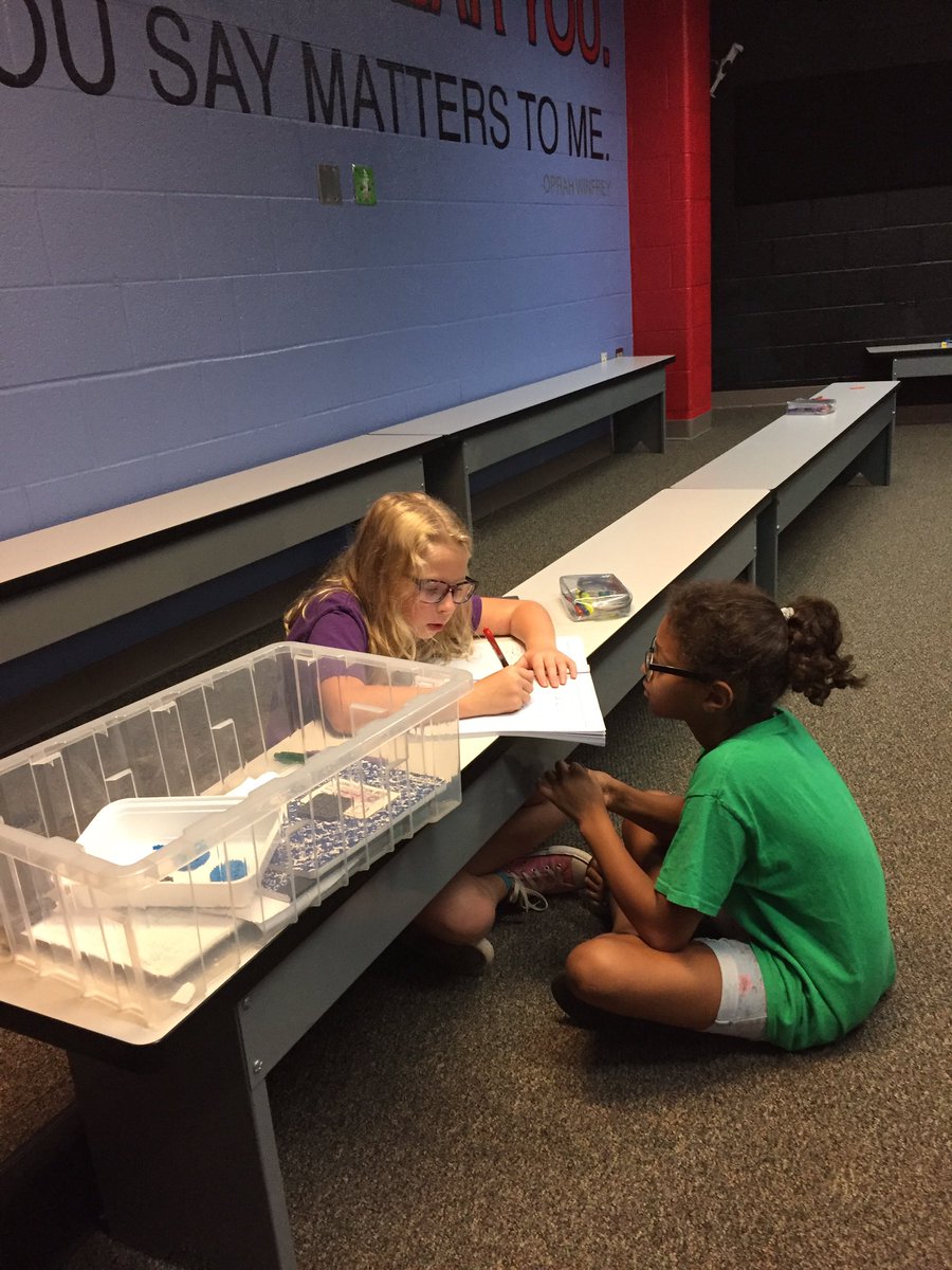 ALESFalconbots's tweet photo. Falconbots are hard at work building, documenting their design process, and checking out the new VEXcode IQ Blocks. #AshlandSOAR #AshlandRobotics https://t.co/S6v3HR8H7Z