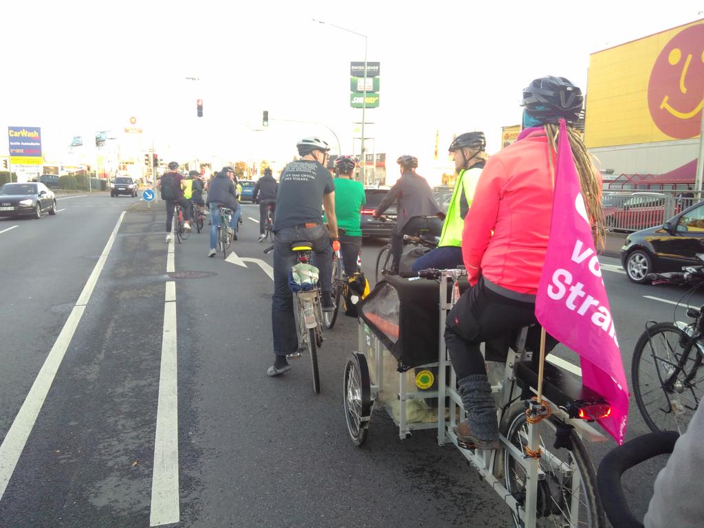 Insg. 42 Radelnde bei #CriticalMass #paderborn Heute im Riemeke, Kreisel, Rathenau,  Bahnhofstraße., Wollmarktstr. Liboriberg, Giersstr., Kasseler Str. Kreisel, Kamp, Marienstraße. Wall, Neuhäuser, Elsener, Alanbrooke, Bahnhofstraße.