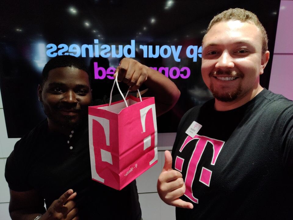 BreitfelderTony's tweet photo. My man PJ keeping your business connected. Everyone gets treated like family down at 6th Street! C’mon down! @CaseJason @17seant @jeffbookout @JeffUzueta https://t.co/0n6HucXWNe