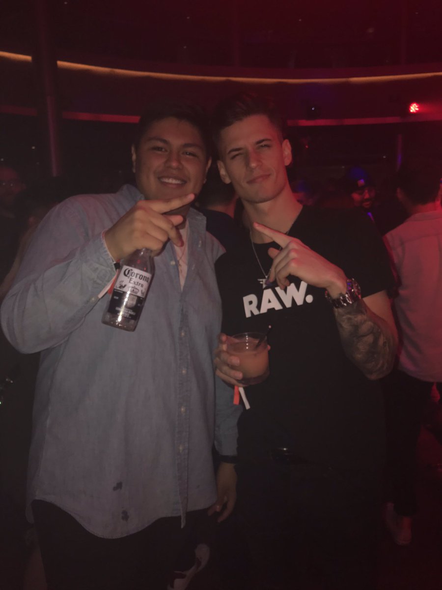 EthicsKL's tweet photo. What a night yesterday absolute amazing thanks to @100Thieves and @totinos for inviting us it was an experience I will never forget. Also glad I got a pic with these people @Chibi @NateHillTV @ElevateFN @Avalanche100T @Mako @Enable https://t.co/THCboxMSSB