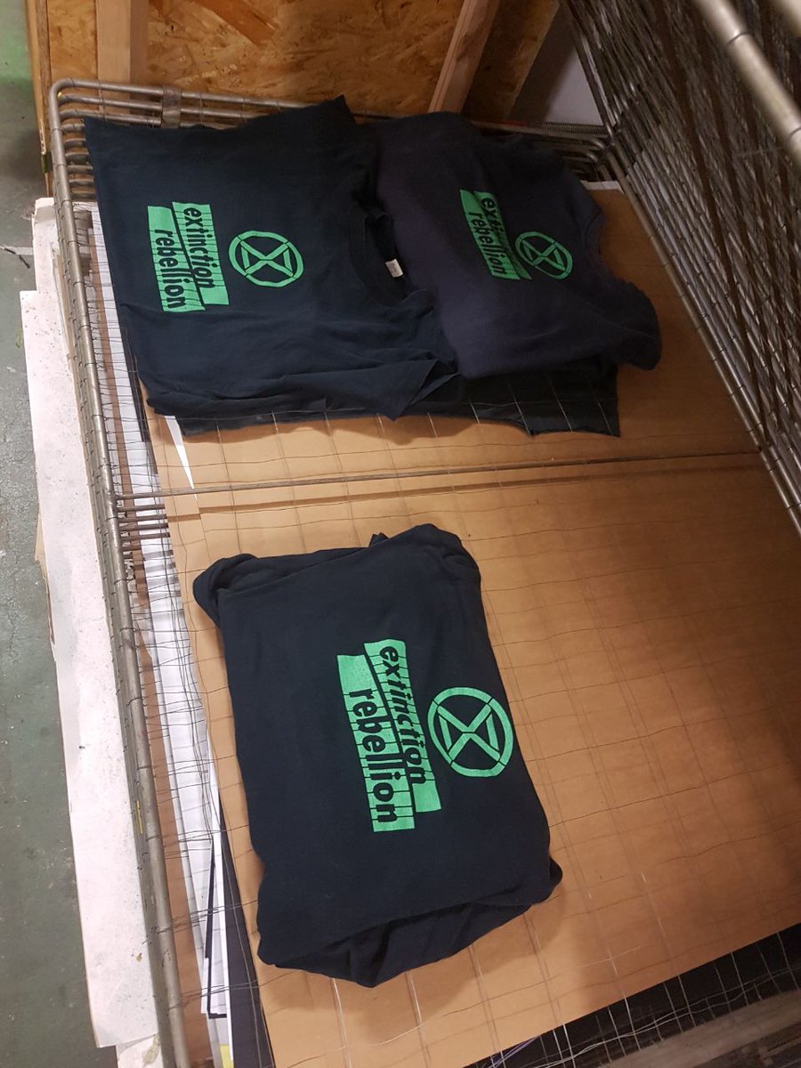 BremenRebellion's tweet photo. Die Vorbereitungen für die #RebellionWave laufen auf Hochtouren, z. B. Tshirts mit Siebdruck veredeln
#BerlinBlockieren https://t.co/87yIi8HSnQ