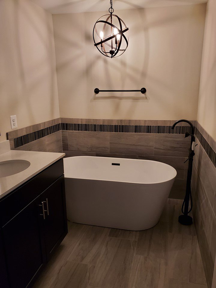 BuiltVa's tweet photo. Just a few pics of our model...(low whistle)...she's a looker! 
#PradeOfHomesFBurg #CustomHomeBuilderFredericksburg #2019POHFABA #BuiltRightHomesVA #FABA #FredericksburgAreaBuildersAssociation #TheAvery https://t.co/gOrTysuVft