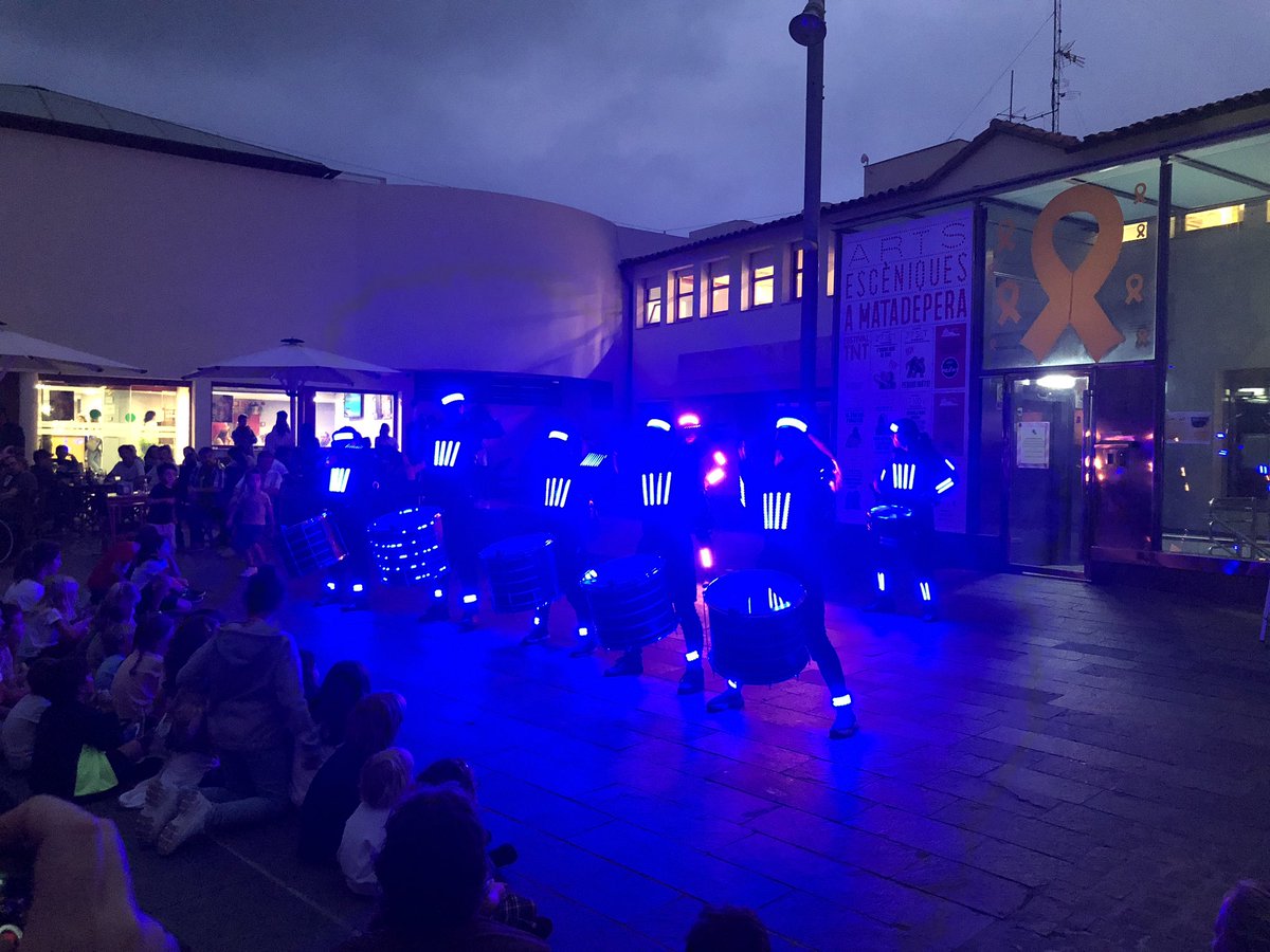 Nuria_GM3's tweet photo. Tarda d’espectacles familiars de carrer amb titelles hologràfiques i ara amb #Perculights @AjMatadepera #cultura @Festival_TNT https://t.co/39SA2cbxGI