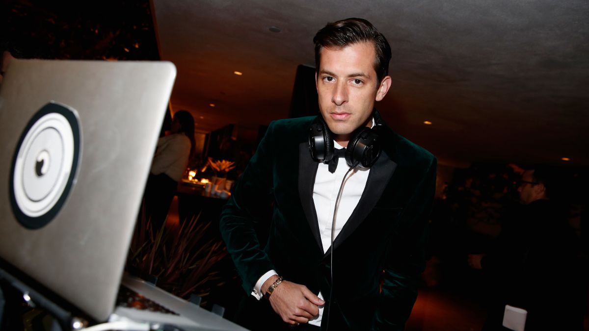 TheAVClub's tweet photo. Mark Ronson clarifies that he likes dumb people, too https://t.co/FCkE9MZr9e https://t.co/Niq4F6wFVC