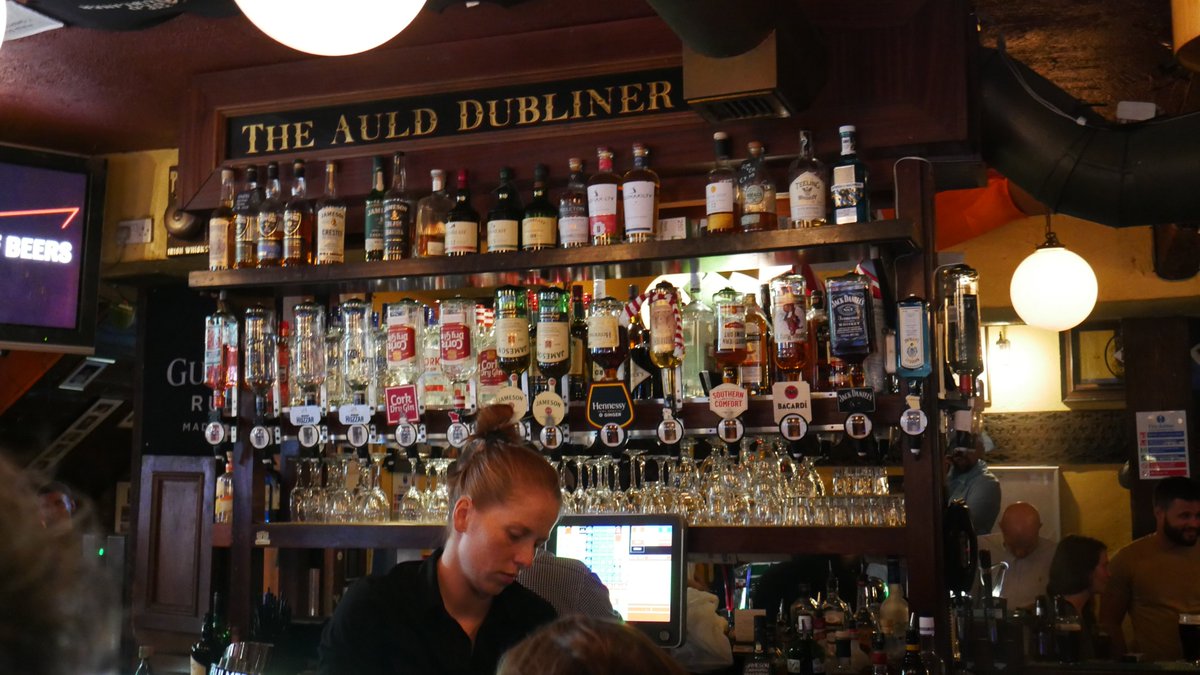 PubsofDub's tweet photo. Over the bridge and into #Templebar @The_Auld_Dub will get you going with live music and a bustling atmosphere, and best of all, you might be getting peckish by now; there's options abound to grab a bite to eat on their doorstep! https://t.co/HiveMjHTbU
