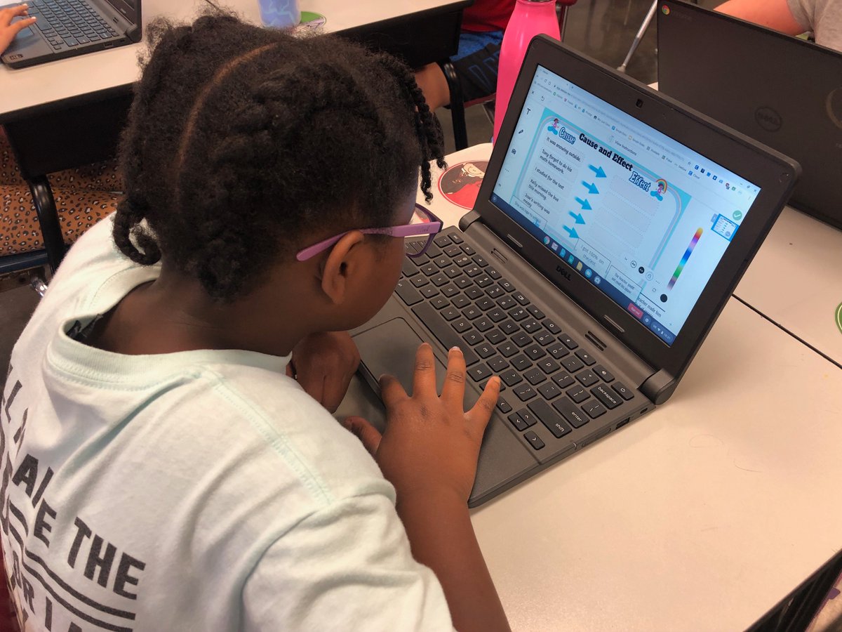 DiscoveryEleme1's tweet photo. Ms. Luis and her class working on Cause and Effect. #OFarmDES #DESPride #DESLearning https://t.co/JWX9ZFJieg