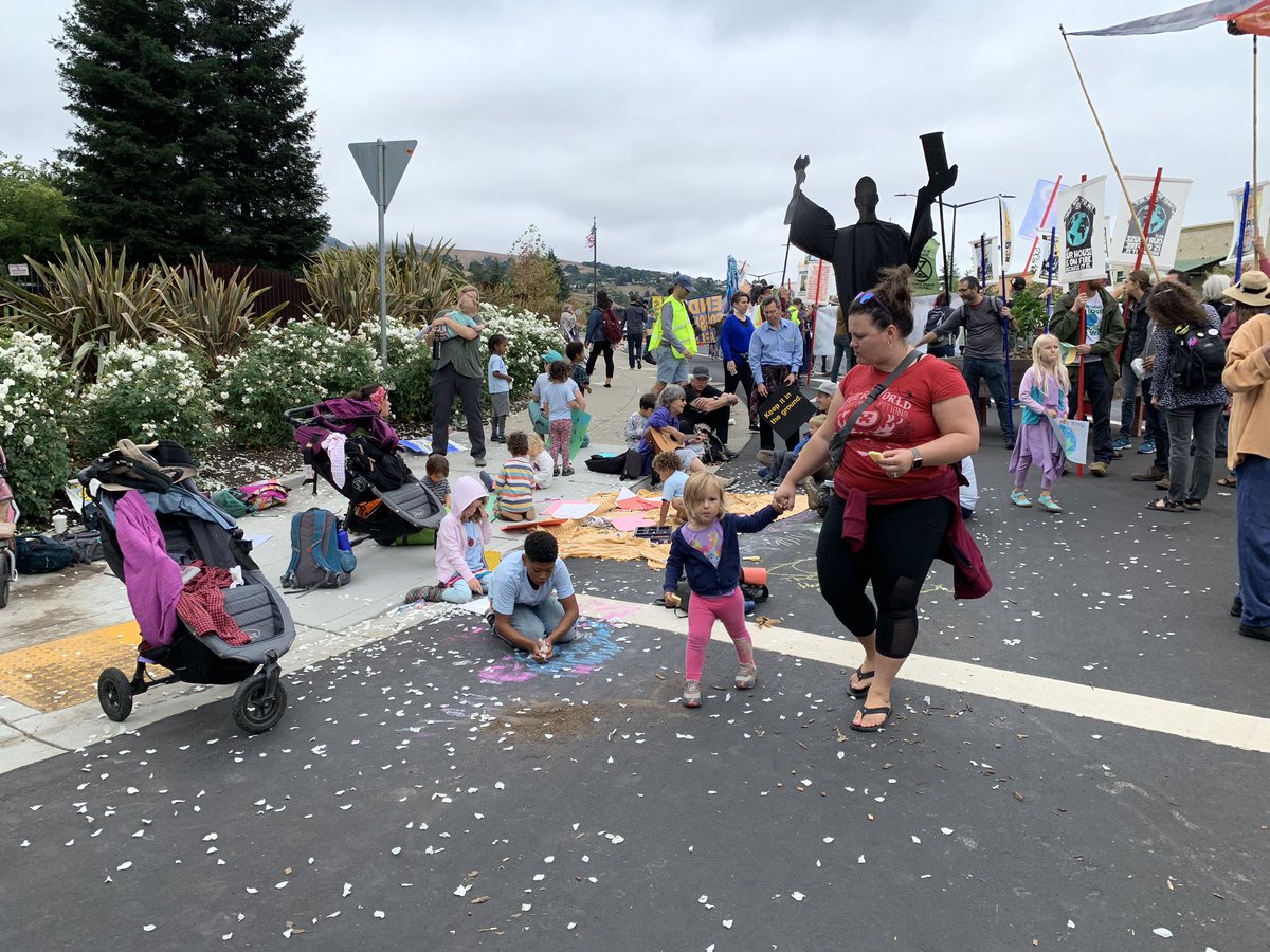 anirvan's tweet photo. The execs at @Chevron HQ may be fully invested in dirty energy economy, but their kids have to live with the consequences.
Kids of all ages at the #ClimateStrike protest against Chevron, including the littlest ones, a reminder of what's at stake.
#ClimateStrikeSF #ClimateAction https://t.co/srlzK2zV03