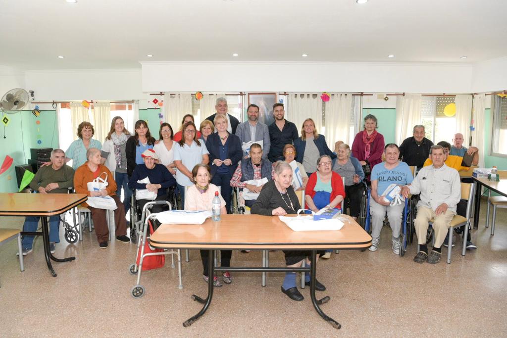 SilvanaGiudici's tweet photo. Fuimos a la localidad de #Magdalena y junto a su intendente      @gonzapeluso, en el Hogar San José, entregamos a los adultos mayores, las tablets de #MasSimple. Con esos dispositivos podrán informarse y hacer trámites. #InternetParaTodos https://t.co/5567ApGZQJ