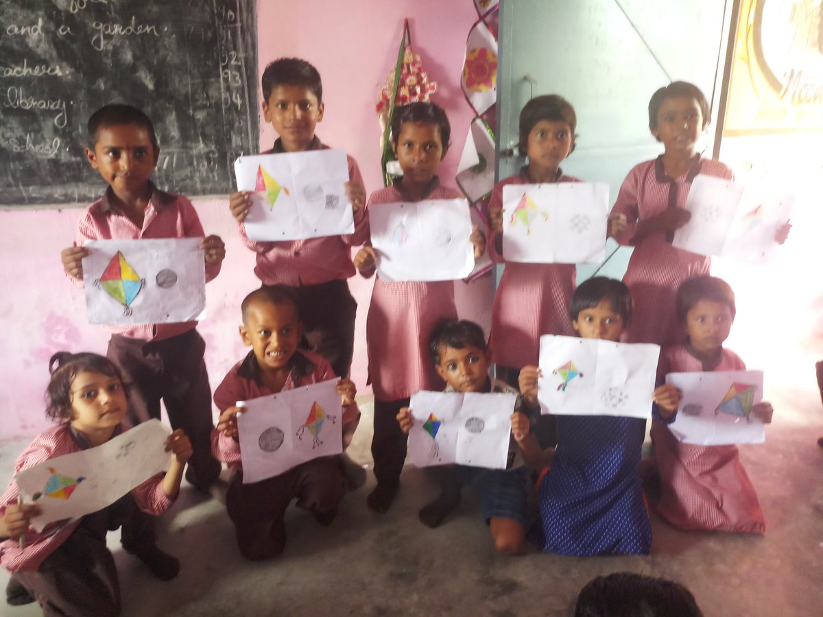 shalsun8's tweet photo. Our adopted class-1 had learned about colours by an activity with balloons and by drawing kite😊😊 
@EducationMirror 
@BasicShikshaUP 
@shikshansamvad 
@DeoRampur https://t.co/QCCNvw5Qdr