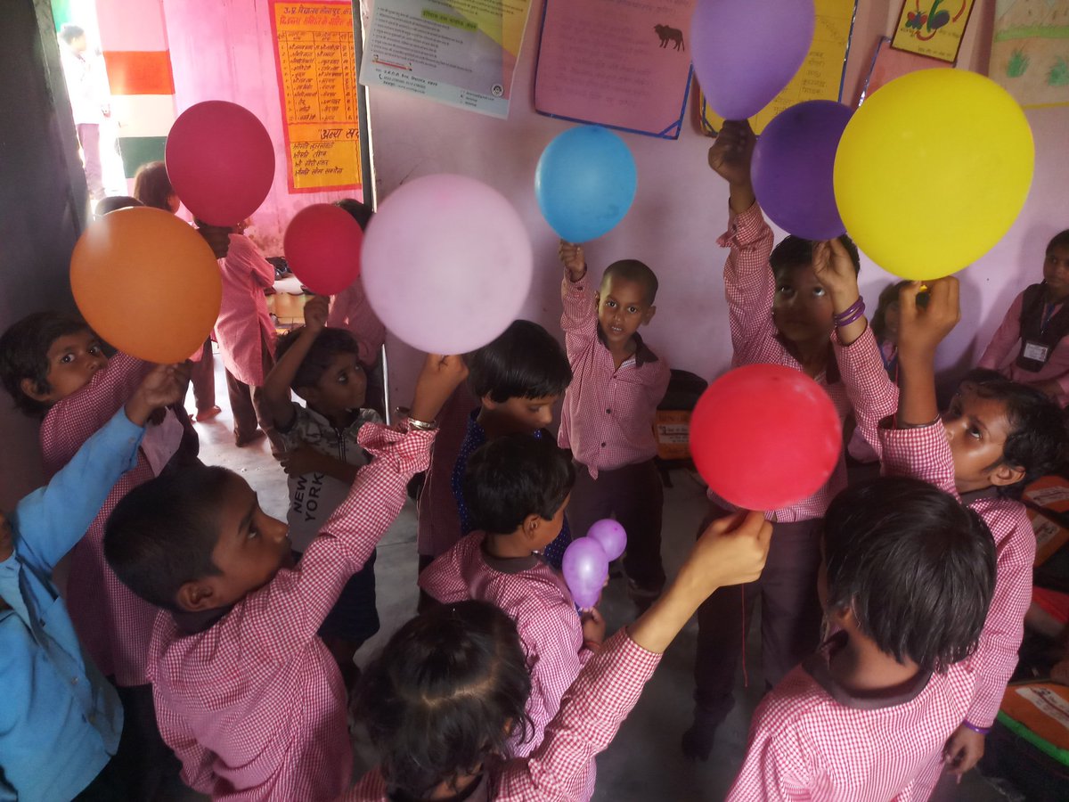 shalsun8's tweet photo. Our adopted class-1 had learned about colours by an activity with balloons and by drawing kite😊😊 
@EducationMirror 
@BasicShikshaUP 
@shikshansamvad 
@DeoRampur https://t.co/QCCNvw5Qdr
