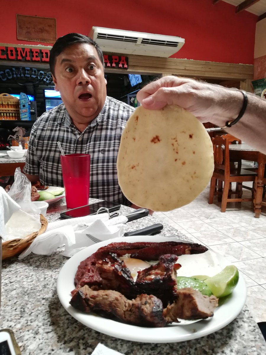 EuniceLopezhn's tweet photo. ¡Buen provecho! Rumbo a El Progreso Yoro, hoy en vivo desde la Feria Internacional #Ferinpro con #LaChicharra 🙌 @radiohrn https://t.co/d2KomY3JEB