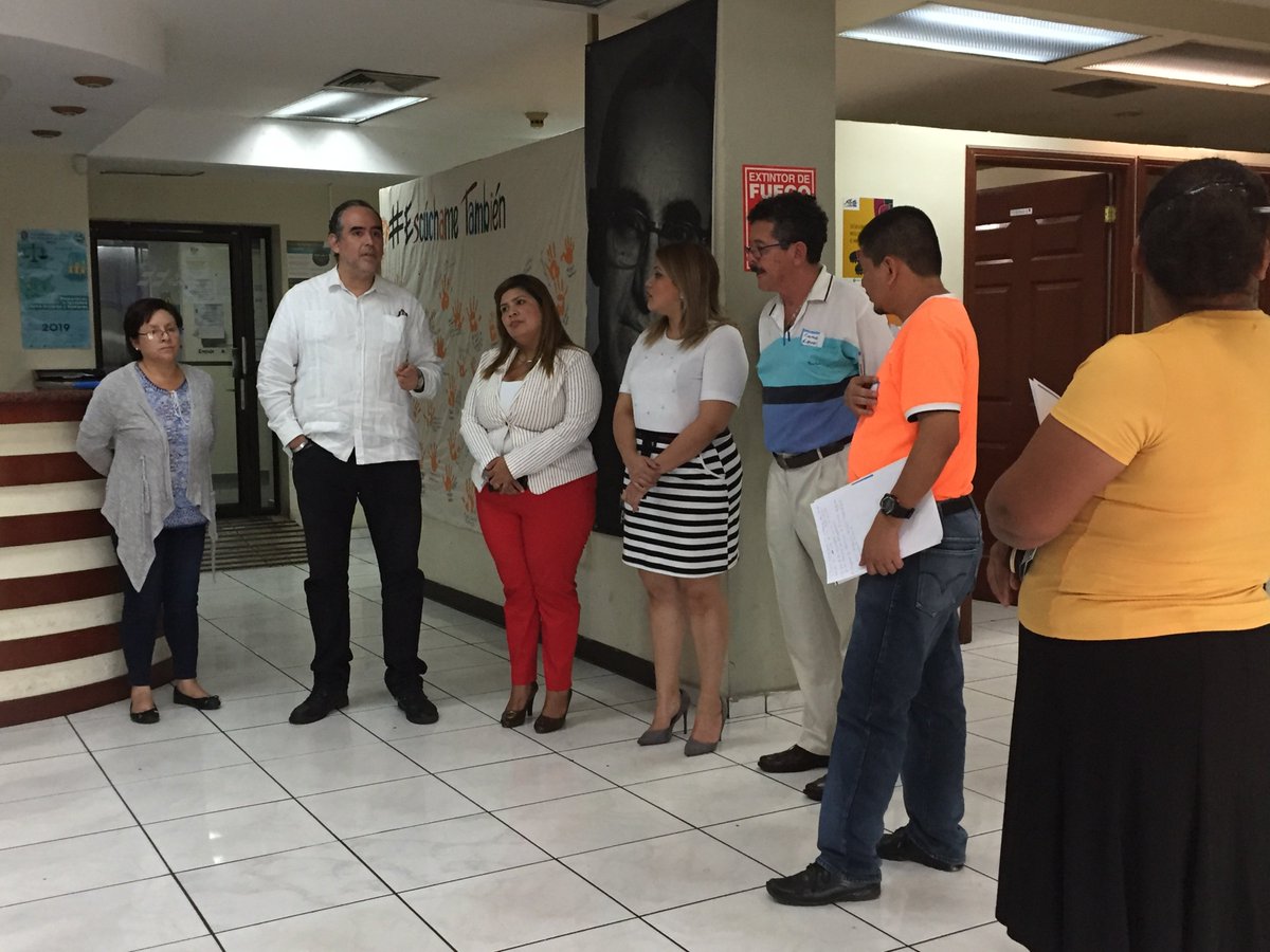 PDDHElSalvador's tweet photo. #ProcuradorAdjunto @RGomez091971, junto a Directora de #EscuelaDeDDHH @ernestinapddh y Jefa de Denuncias Carolina Hernández, recibe a Red de @Sobrevivientes y representantes de Asociaciones municipales de Personas con Discapacidad para dar a conocer el trabajo de @PDDHElSalvador https://t.co/wGQYFTncN0