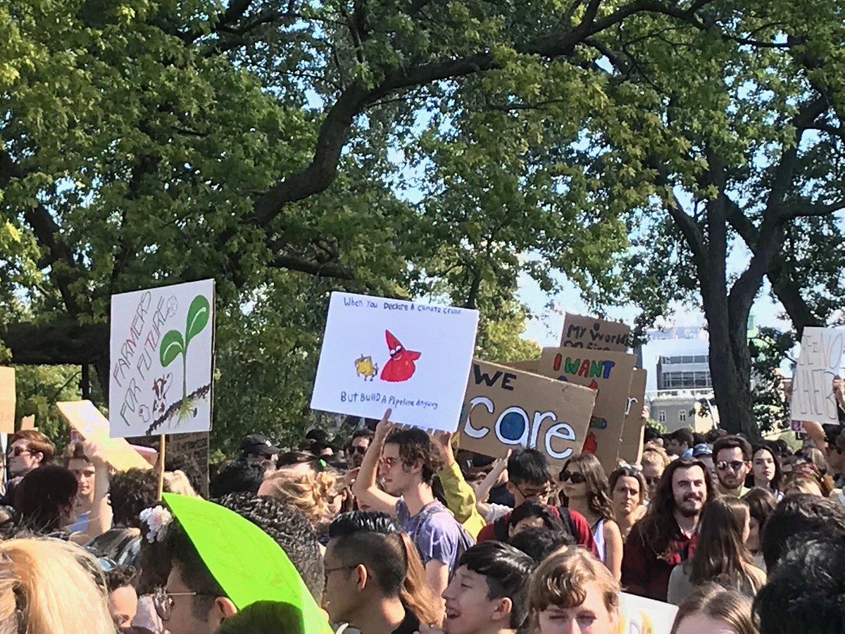 pcityradical's tweet photo. #climatestrike Montreal. #GretaThurnberg #endpipelines https://t.co/md45bEjIcA