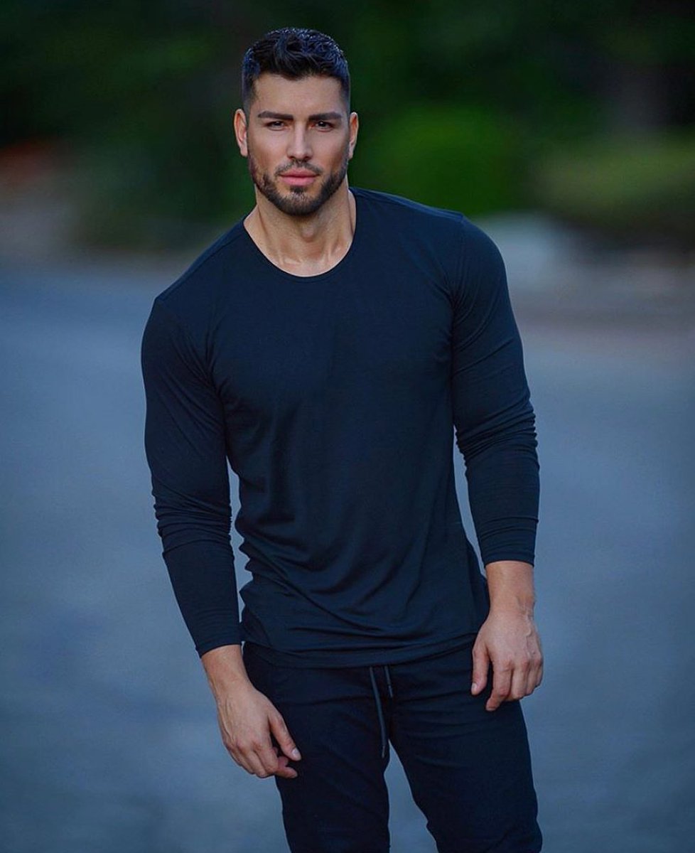 𝘈𝘯𝘥𝘳𝘦𝘸 𝘏𝘢𝘭𝘦
27 𝘢ñ𝘰𝘴.
𝘌𝘴𝘤𝘰𝘳𝘵/𝘜𝘳ó𝘭𝘰𝘨𝘰.
𝘈𝘤𝘵𝘪𝘷𝘰.
1’85.
𝘚𝘪 𝘲𝘶𝘪𝘦𝘳𝘦𝘴 𝘫𝘶𝘨𝘢𝘳, 𝘢𝘱𝘳é𝘯𝘥𝘦𝘵𝘦 𝘭𝘢𝘴 𝘳𝘦𝘨𝘭𝘢𝘴.
«𝘋𝘰𝘯’𝘵 𝘤𝘢𝘭𝘭 𝘮𝘦 𝘋𝘢𝘥𝘥𝘺»
𝐑𝐓+𝐅𝐀𝐕=𝐌𝐃