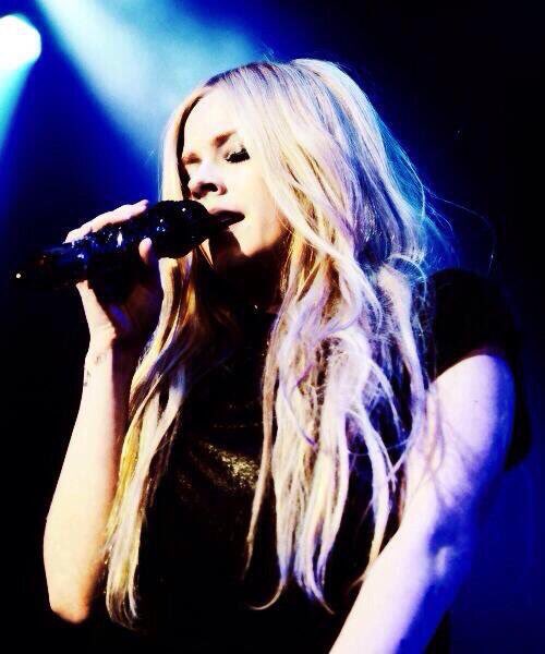 batchstuff's tweet image. Thank you @AvrilLavigne for being an icon, inspiration, motivation for me, help in difficult times, for shaping my style and musical taste for all these years 🍾💖 #HappyBirthdayAvrilLavigne from Poland.