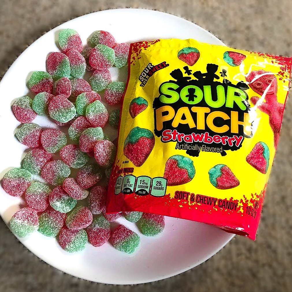 Sour patch kids. Sour Patch. Американский мармелад Sour Patch. Sour клубника и лайм.