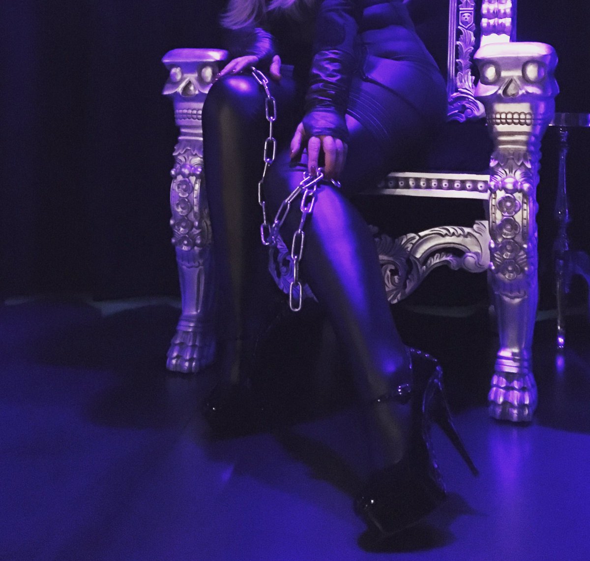 GoddessAddison's tweet image. Es war schön heute. Und du hast es verpasst! #domina #ketten #thron #herrin #session #bdsmmistress