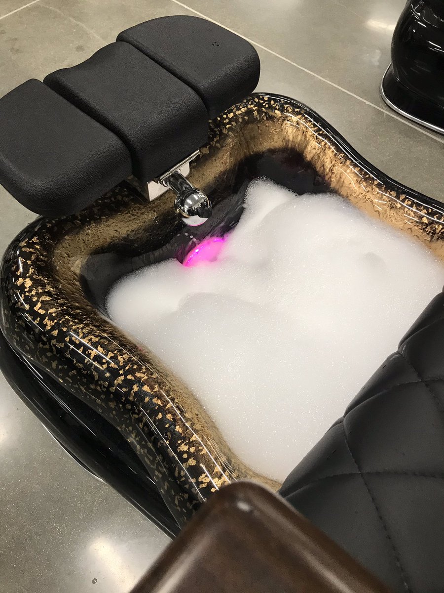 CurlyQsJHS's tweet photo. @brett_miksch and @suzimitchell05  ooops, you got ripped off when you got your pedis. We just figured out how to turn on the fancy lights and Bubbly whirlpool today. Lol! look...pink for Suzi, orange for brett #needaredo https://t.co/tSA0ftCLT5