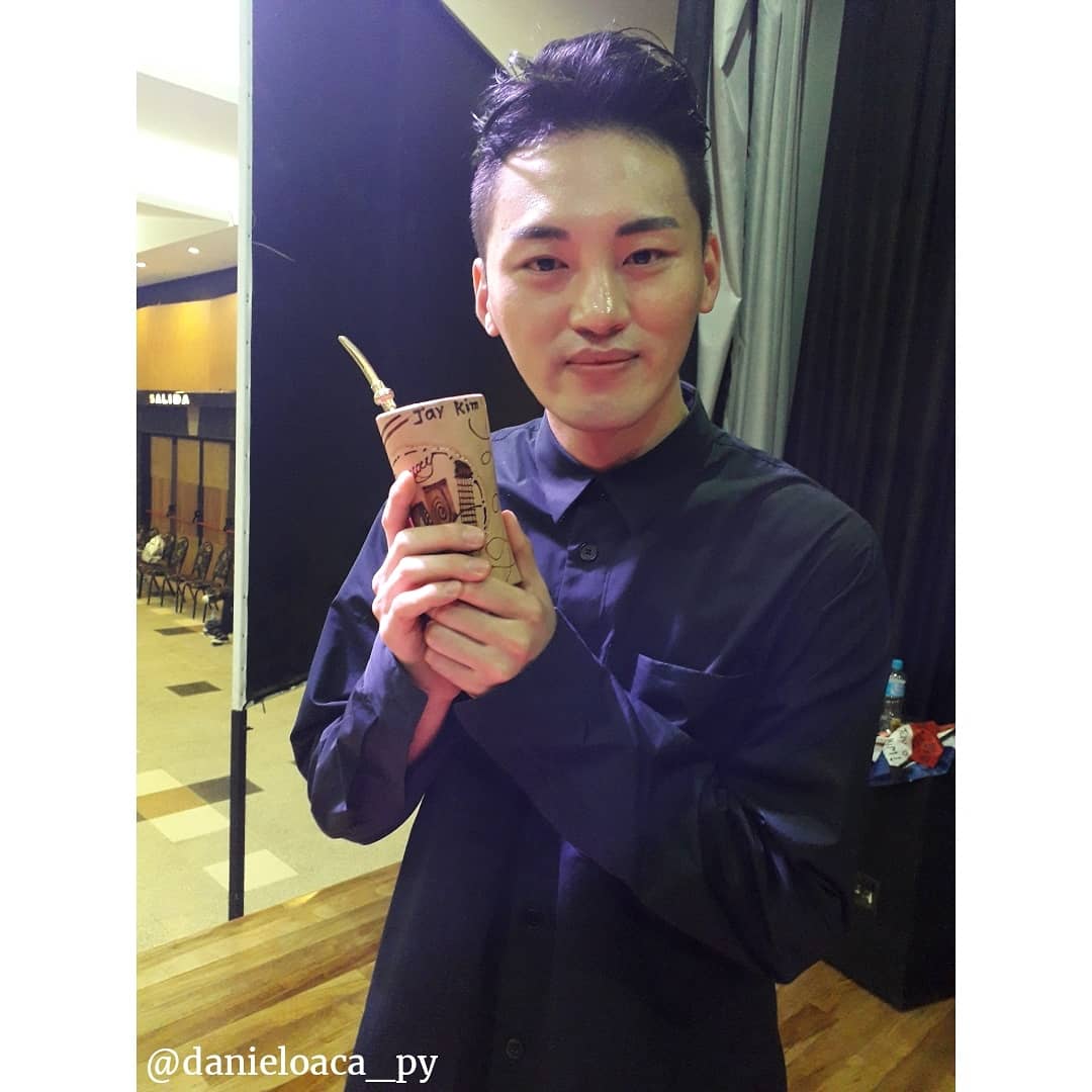 daniel_li_py's tweet photo. #DanNierPy le dio este pequeño presente a #JayKim en su workshop en #Paraguay 🇵🇾
Gracias a todas las personas que colaboraron con el fandom 😊💖
#Daniel #DanNier #DanceWorkshop https://t.co/9c5MsIxDCz