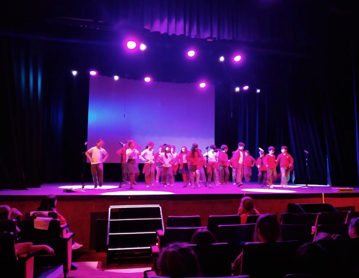 Colégio Jean Piaget - Santos - Hoje o Colégio Jean Piaget se apresenta no  Festival de Teatro de Estudantes de Santos (FESTES). Com direção de  Angélica Magenta, teremos apresentação de Auto da