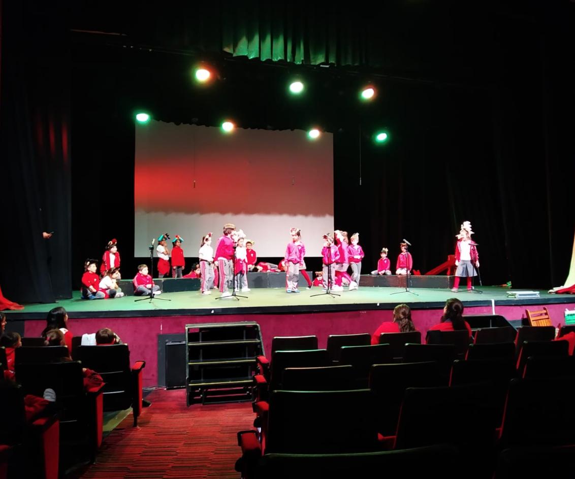 Colégio Jean Piaget - Santos - Hoje o Colégio Jean Piaget se apresenta no  Festival de Teatro de Estudantes de Santos (FESTES). Com direção de  Angélica Magenta, teremos apresentação de Auto da