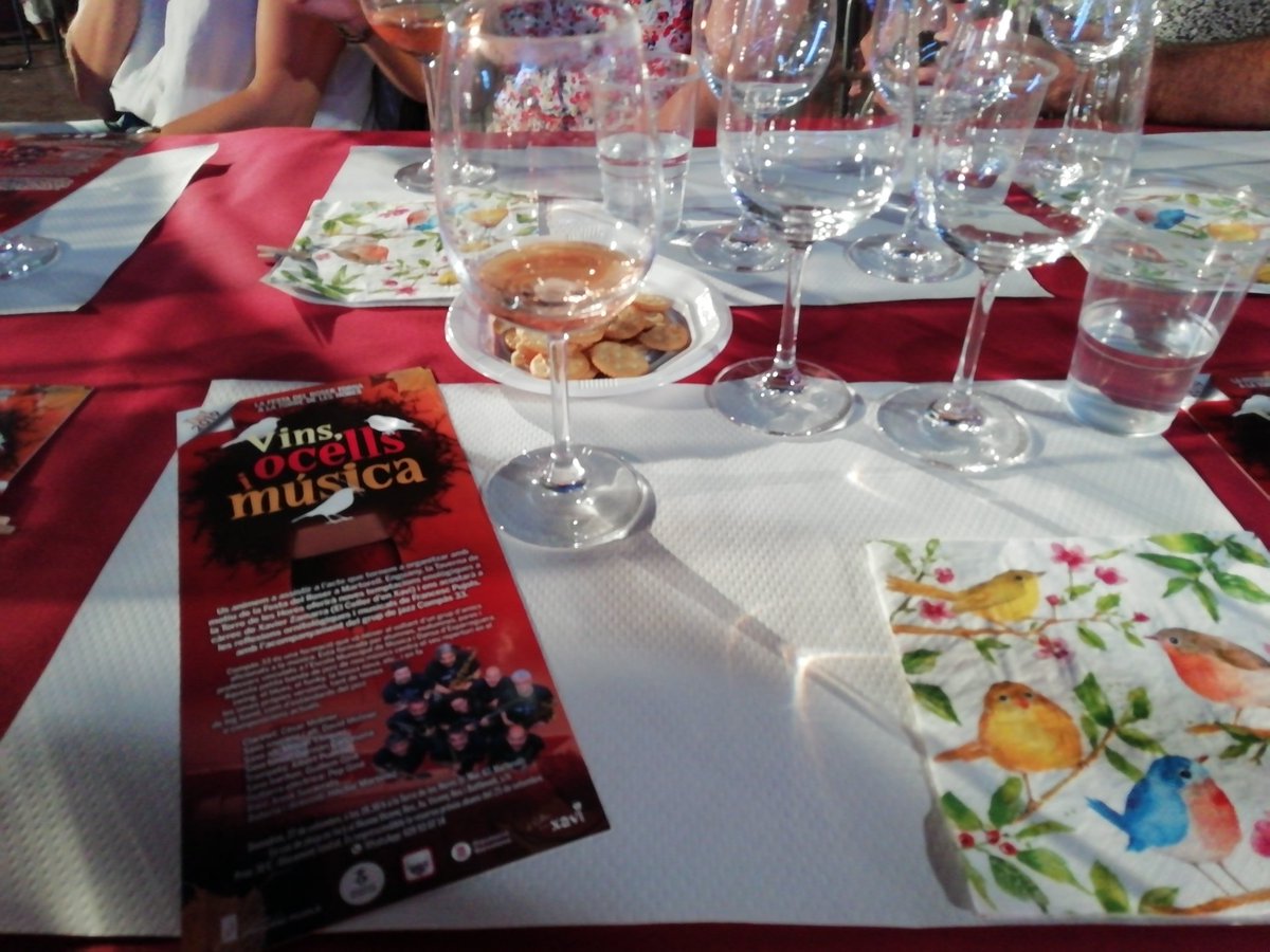 Primer tast de la Festa del Roser d'enguany a la Torre de les Hores. Vins, ocells i música amb lectura d'articles de Pujols, la banda Compàs 33 i el sommelier Xavi Zamarra <a href="/CellerXavi/">El Celler d'en Xavi</a>. Gran inici!