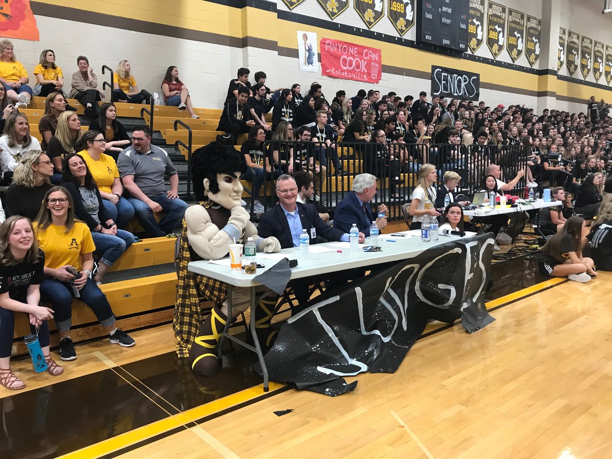 Thank you, <a href="/AHSHighlanders/">Adams High</a>, for asking me to co-judge the boys dance team during today's homecoming pep assembly. Amazing assembly! <a href="/Paulglantz/">Paul Glantz</a> <a href="/rochcommschools/">Rochester Community Schools</a>