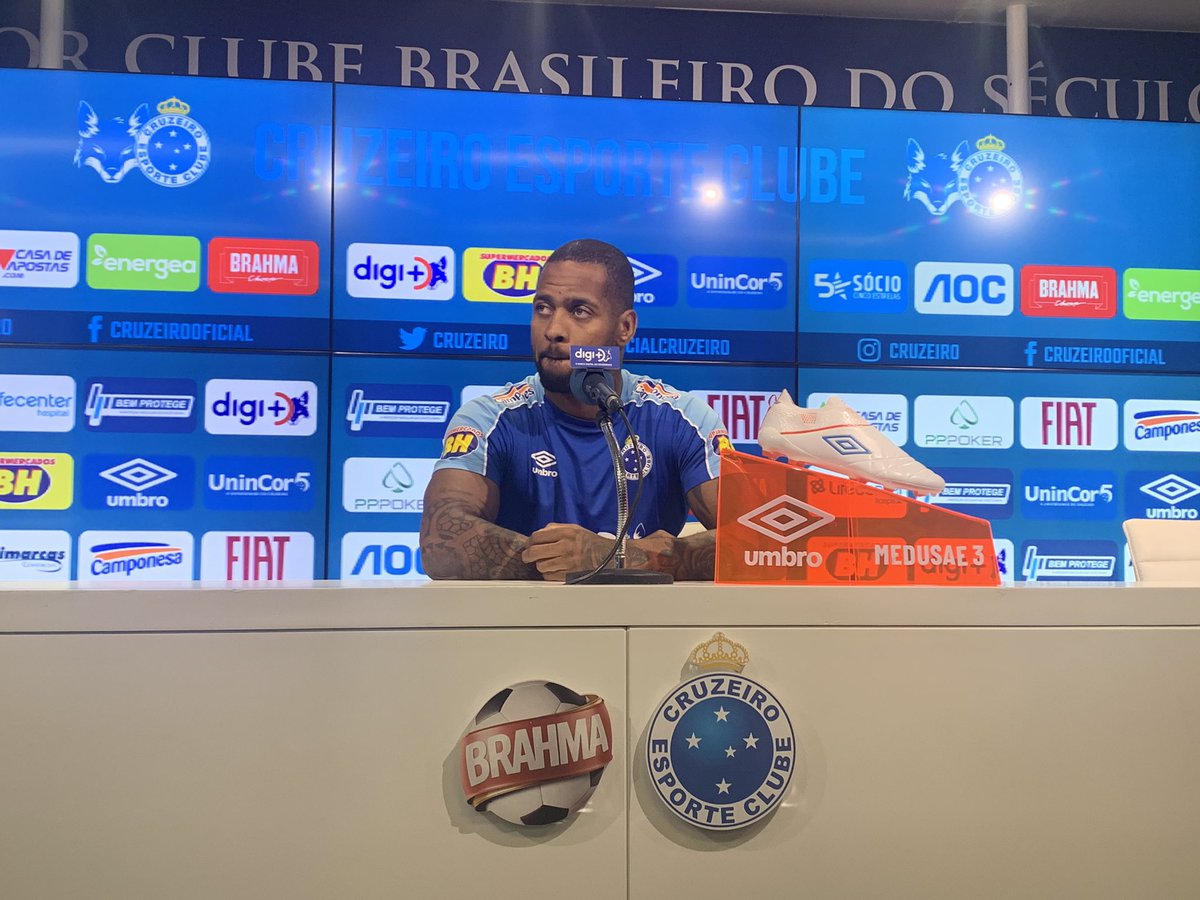 josiaspereira's tweet photo. Dede chega para um pronunciamento na Toca da Raposa 2 @supernoticiafm @otempo #cruzeiro https://t.co/2DEC9aIa7K