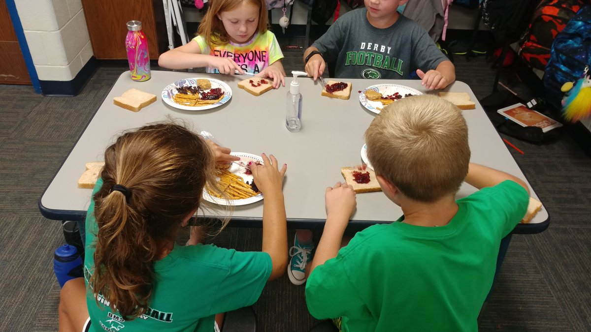 Robyn_2ndGrade's tweet photo. S's learned about earth's crust, earthquakes and how mountains can form in the process. #dhefamily https://t.co/WGKc1pyVht