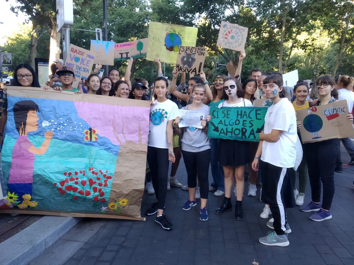 ampaSanIsidro's tweet photo. Alumnos, familias y profesores del San Isidro unidos contra el cambio climático. #EmergenciaClimatica #HuelgaMundialPorElClima #HuelgaClimaticaGlobal https://t.co/8AtcDV1PcC
