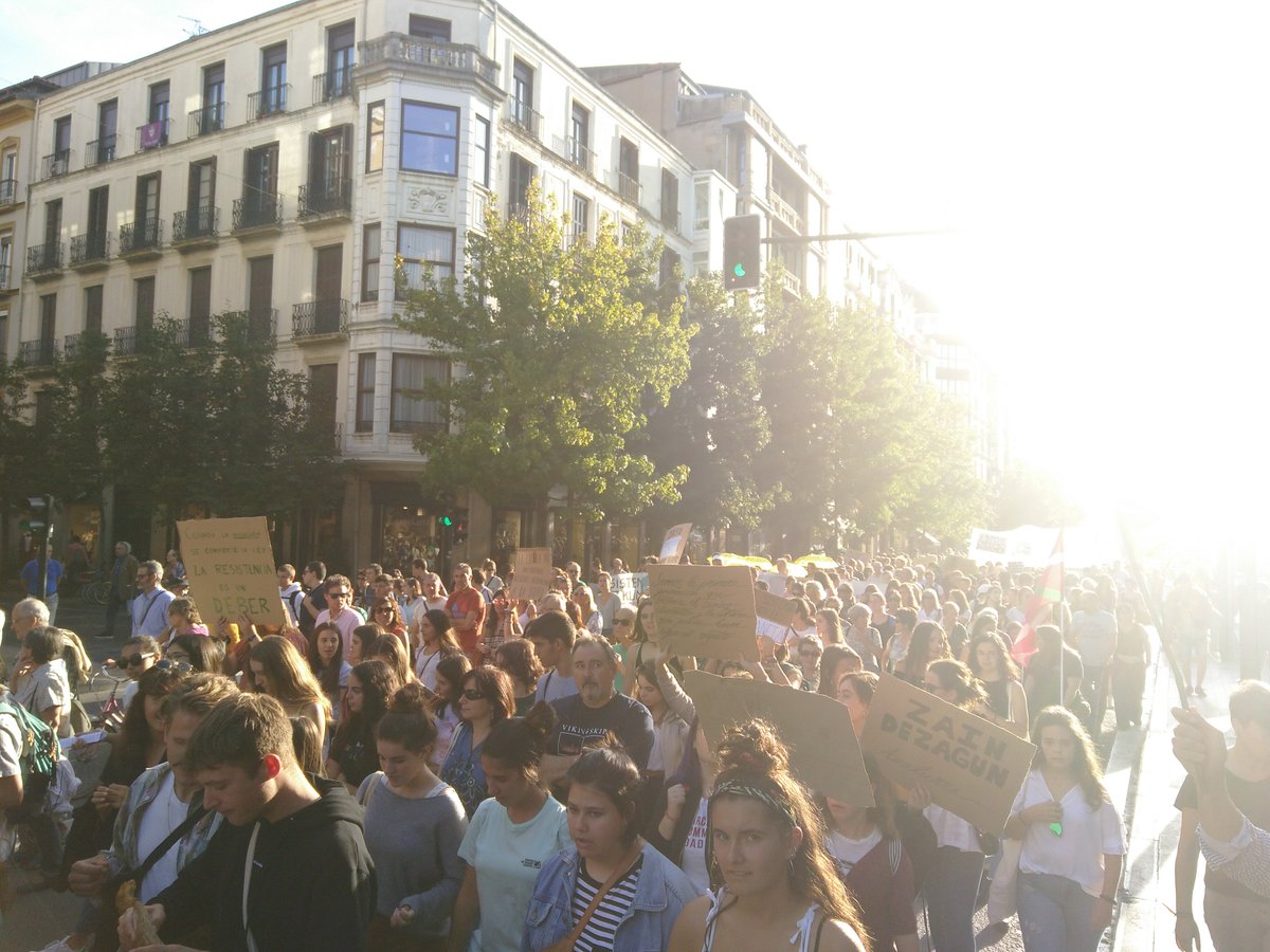 _lalejand_'s tweet photo. Como muchos y muchas compañeras, he estado en la calle hoy para pedir acción contra el #calentamientoglobal , con la juventud de #Donostia y alrededores. La #OlaVerde es cada vez más grande. #EmergenciaClimatica #27S https://t.co/mSFYb1psCm