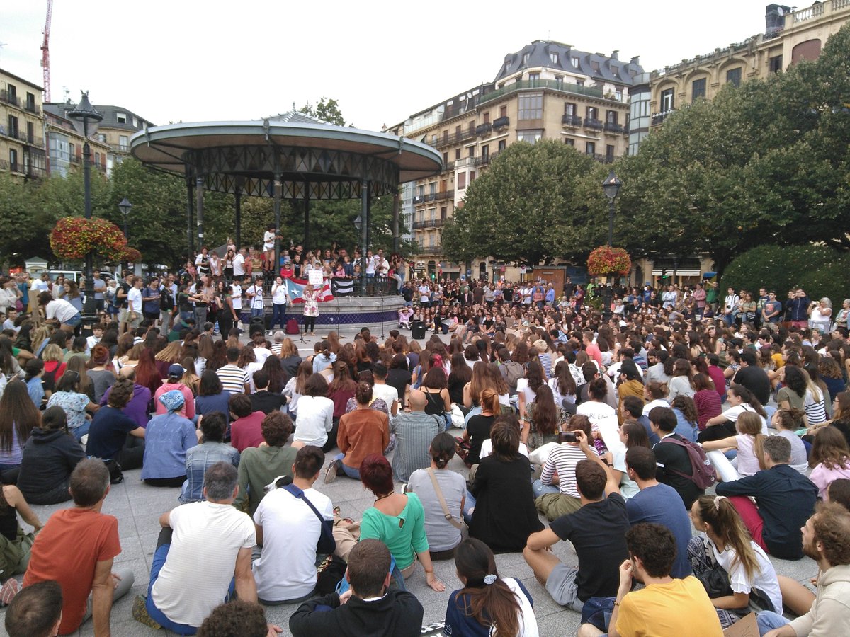 Como muchos y muchas compañeras, he estado en la calle hoy para pedir acción contra el #calentamientoglobal , con la juventud de #Donostia y alrededores. La #OlaVerde es cada vez más grande. #EmergenciaClimatica #27S