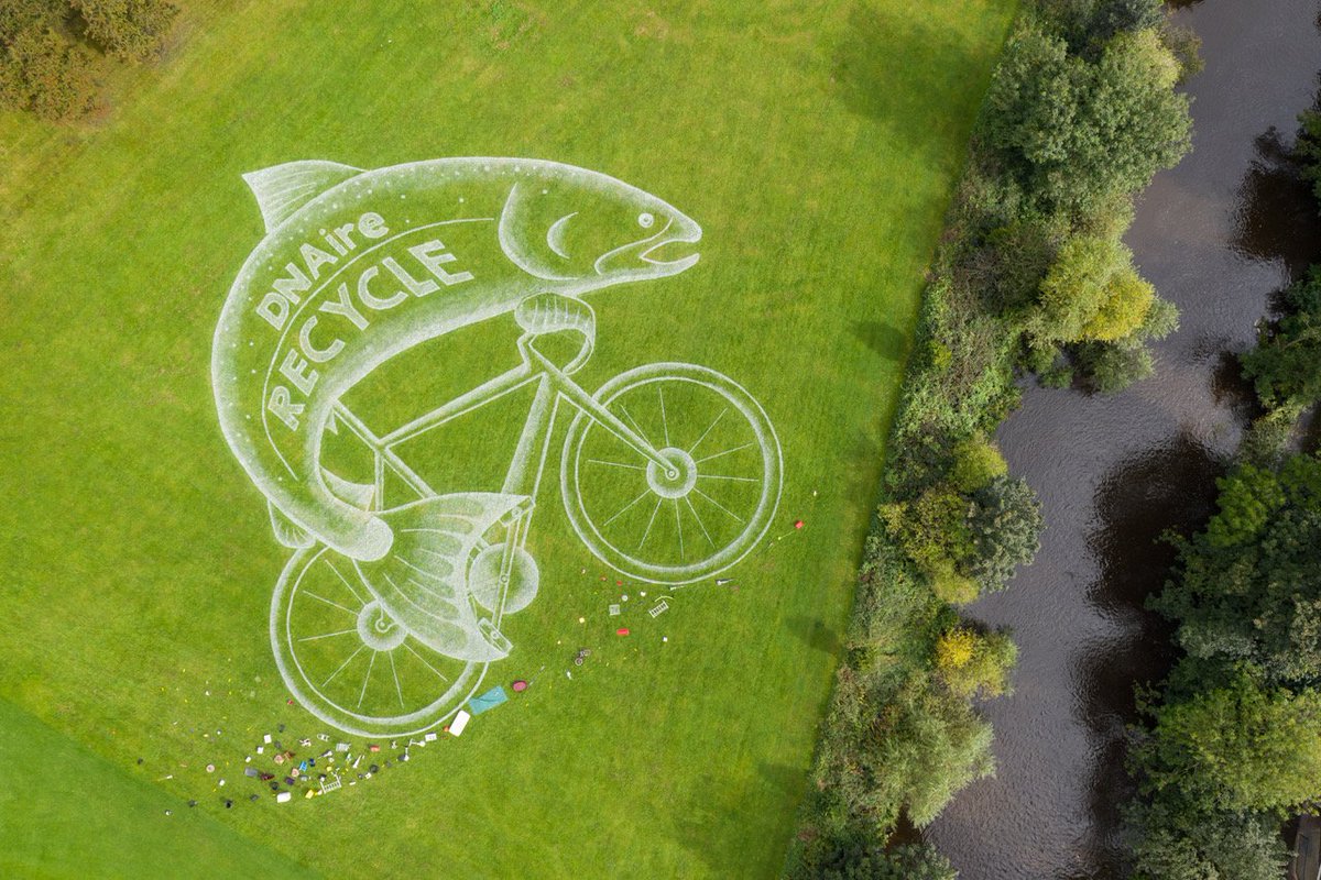 bradfordmdc's tweet photo. There's theme developing in @Yorkshire2019 land art🦆 Addingham Ducks, ☔@CityParkBD @BradDistParks #ListerPark umbrellas, 🐟#Fishonabike nr River Aire, @queeniequeensCC in a 💦Broad-Ford! Coming to an event, dress for the weather &amp; give the riders a warm welcome #yorkshire2019 https://t.co/XRUNVHtPHa