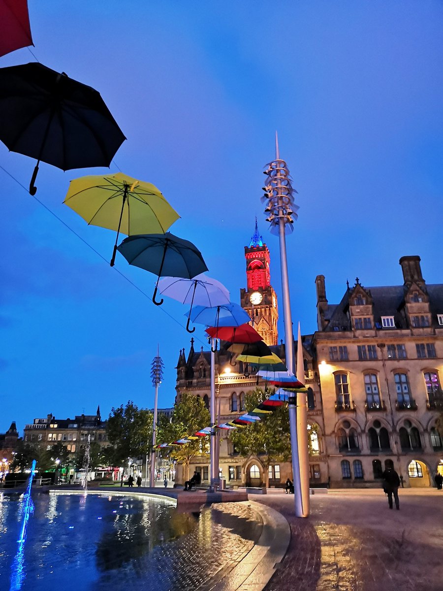 bradfordmdc's tweet photo. There's theme developing in @Yorkshire2019 land art🦆 Addingham Ducks, ☔@CityParkBD @BradDistParks #ListerPark umbrellas, 🐟#Fishonabike nr River Aire, @queeniequeensCC in a 💦Broad-Ford! Coming to an event, dress for the weather &amp; give the riders a warm welcome #yorkshire2019 https://t.co/XRUNVHtPHa