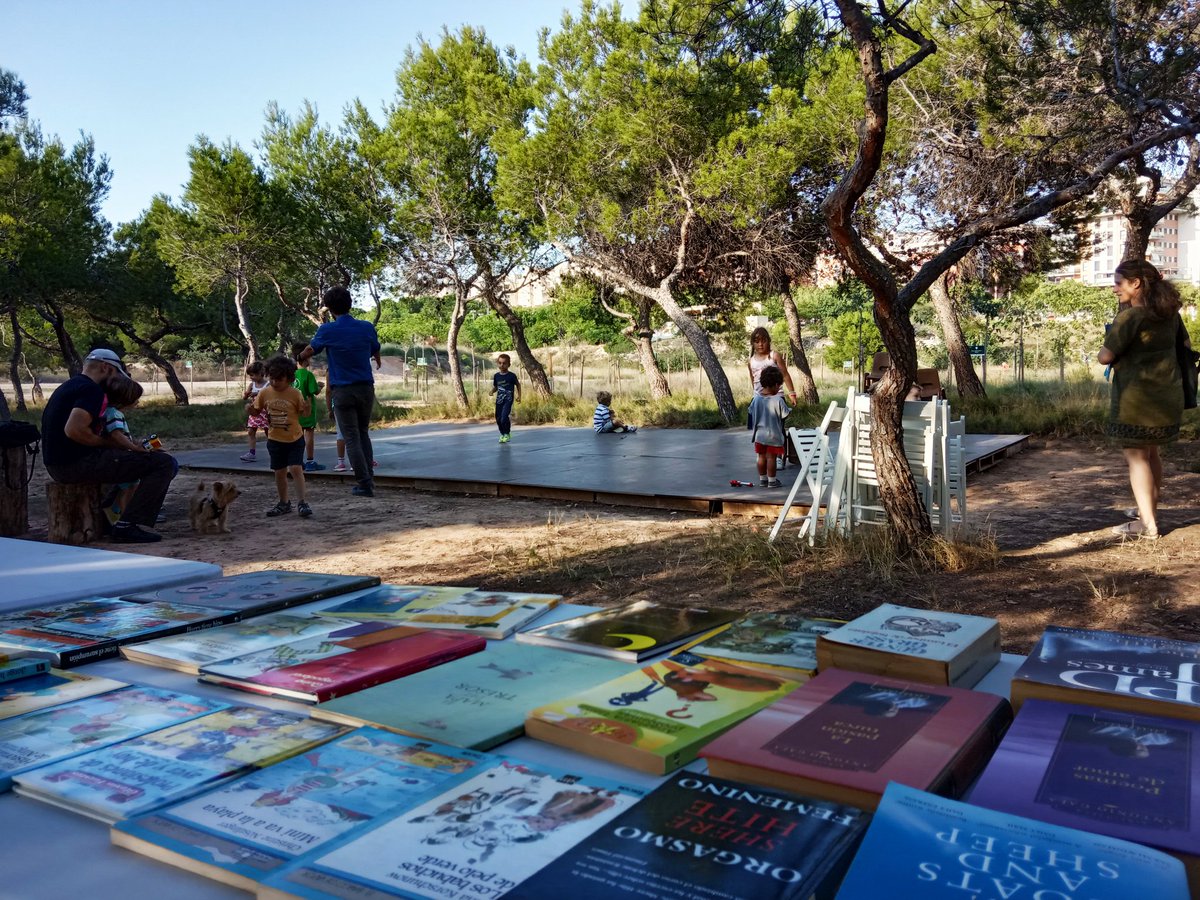 barriolapinada's tweet photo. 🌲😎 Hoy ha sido una tarde muy completa en #LaPinadaFun. Hemos tenido intercambio de libros, lecturas para niños, taller de marcapáginas y además, hemos instalado dos bibliotecas de intercambio permanentes. ¡Ven y encuéntralas! 🌲♥️📖
#bookswap #Paterna https://t.co/7NmTZG2ezz